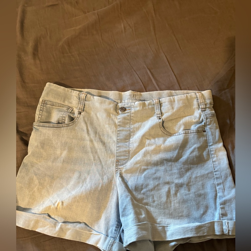 Mid rise light colored denim shorts stretchy